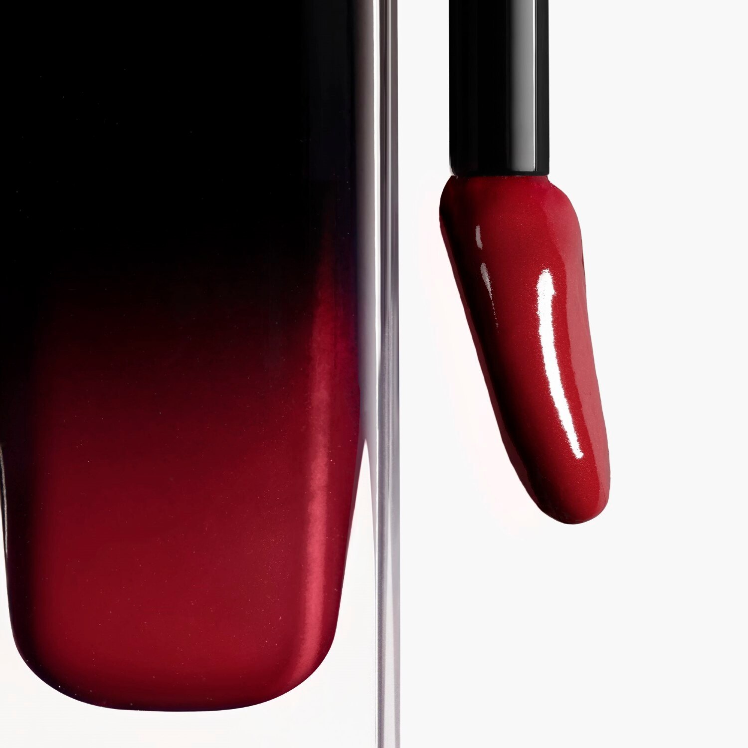LA BARRA DE LABIOS LÍQUIDA BRILLANTE DE LARGA DURACIÓN